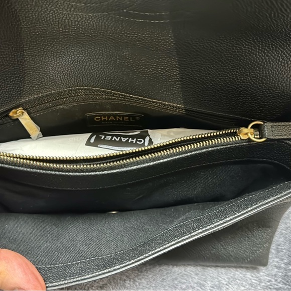 CHANEL
Caviar Diamond Stitched Small Top
Handle Flap Black - Picture 4 of 9